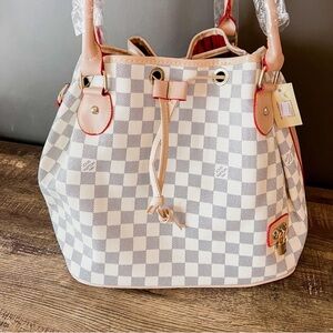 🎄 WHITE CHECKERED BUCKET BAG